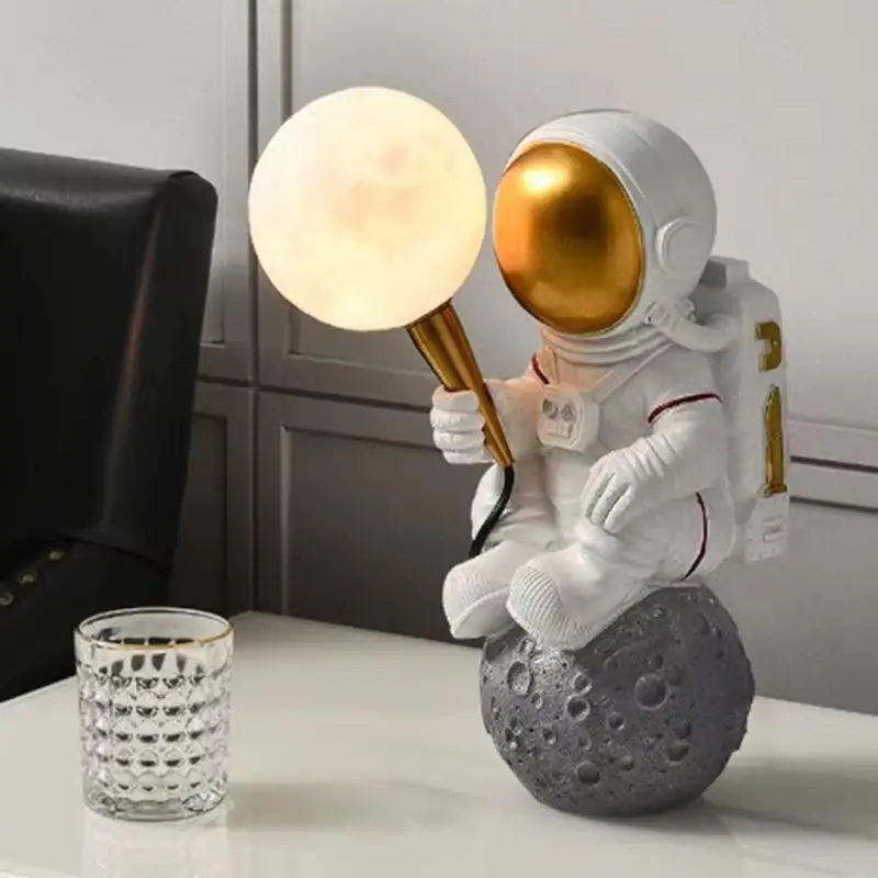 Veioza LED copii Luna Glob Astronaut Sitting Promoție