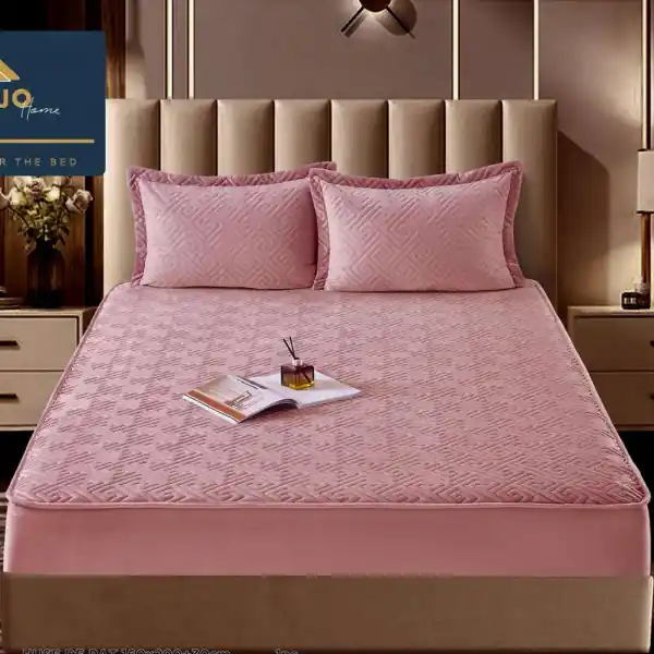 Husa de pat matlasata si 2 fete de perne din catifea, cu elastic, model tip topper, pentru saltea 160x200 cm, roz, HTC-46 Preț promoțional