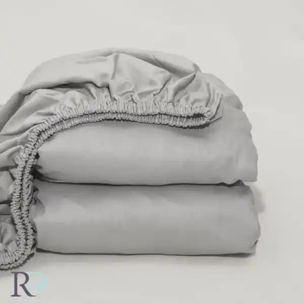 Cearceaf cu elastic, 100% bumbac, tesatura satin, gri deschis, Roxyma Dream Comandă acum