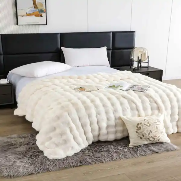 Discount Jo-Jo Home, Patura din blanita artificiala de iepure, 200x230 cm, crem, cu fermoar, PBIF-01