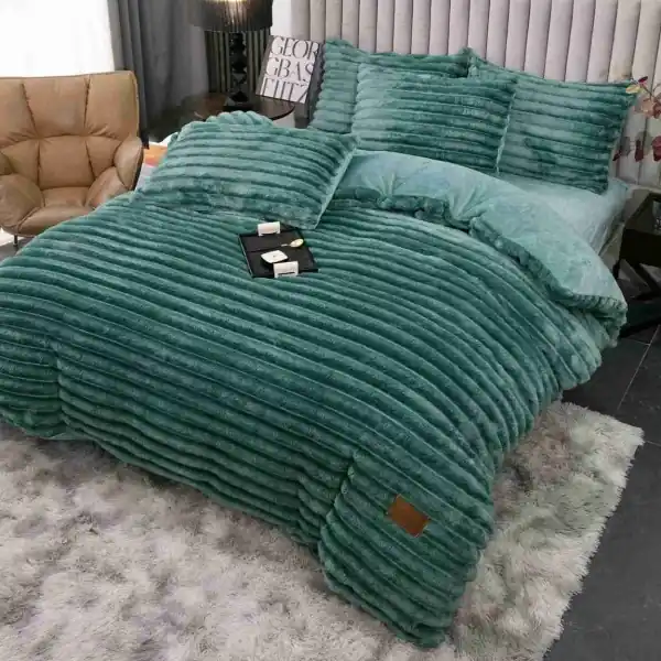 Ofertă Set lenjerie cocolino pufoasa, model dungi groase, cu elastic, pat 2 persoane, 4 piese, verde smarald, LCJE-47
