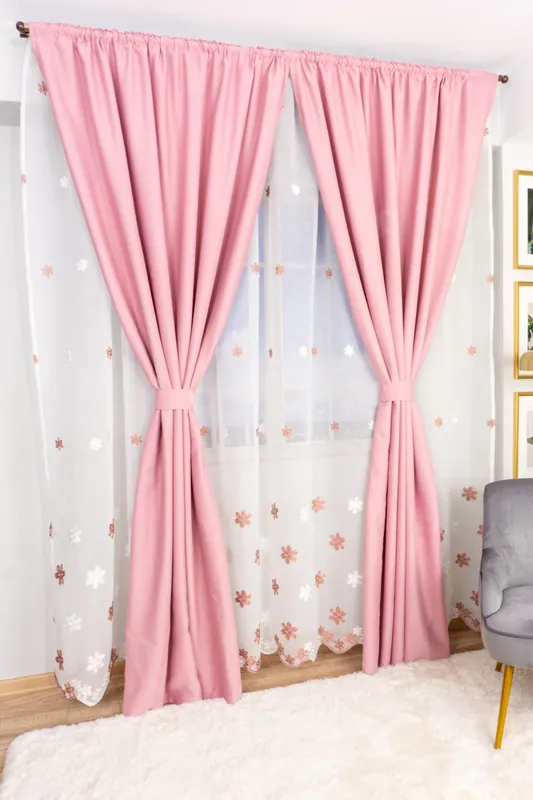 Plată sigură Set Britney - Perdea din In cu Floricele Roz Pudra - PERD0104B_300X245_D4_14_ATL si 2 Draperii Blackout Roz Drajeu - BOTD049_100X245_C3_15_ATL cu Rejansa Set_ATL