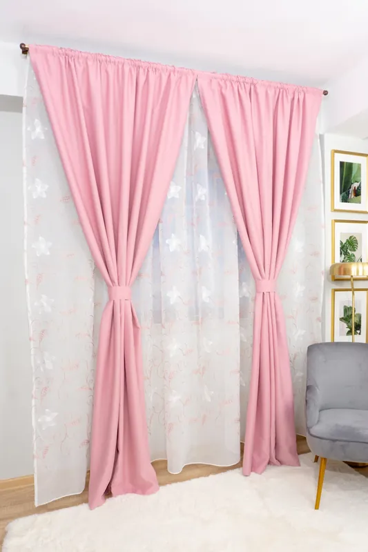 Set Amara - Perdea WallFlowers Roz - PERD092A_300x245_ATL si 2 Draperii Blackout Roz Drajeu - BOTD049_100X245_C3_15_ATL cu Rejansa Set_ATL Promoție