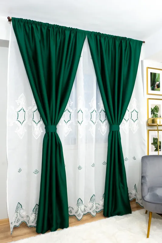 Set Constance - Perdea din In Model Frunze Alb si Verde PERDA526_300x245_E1_02_ATL si Draperii Blackout Verde Smarald - BOTD004_145X245_C1_21_ATL cu Rejansa Set_ATL Preferatul clienților