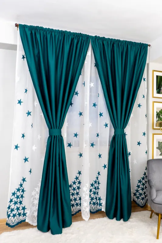 Promoție Set Jakarta - Perdea din In cu Stelute Turcoaz Verde PERD0147_300X245_E1_03_ATL si Draperii Blackout Verde Forest - BOTD046A_100x245_C3_01_ATL cu Rejansa Set_ATL