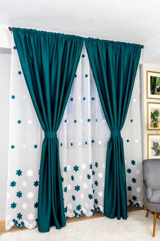Noutate Set TaiPei - Perdea din In cu Floricele Turcoaz Verde Forest PERD0148_300X245_D4_02_ATL si Draperii Blackout Verde Forest - BOTD046A_100x245_C3_01_ATL cu Rejansa Set_ATL