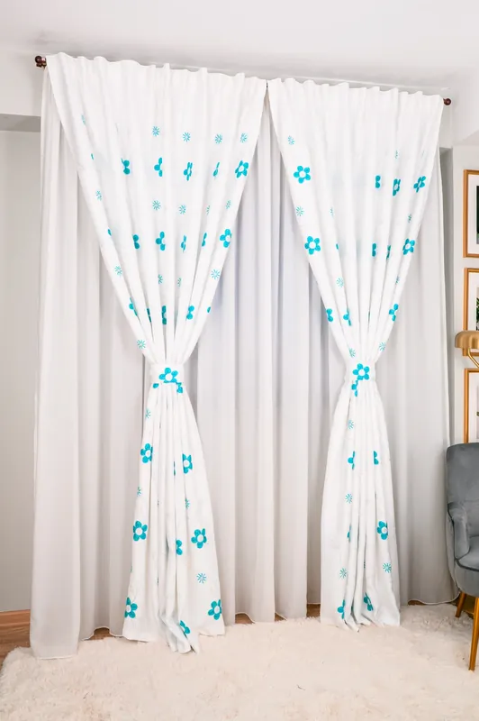 Set Yasmin - Perdea din Matase Alba si Draperie Brodata Flori pe Panza Turcoaz Reducere de preț