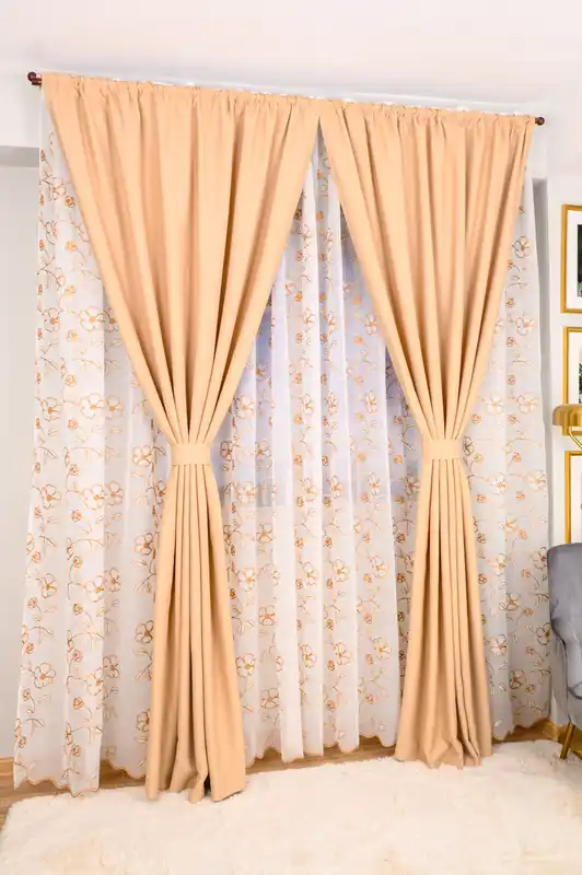 Preț mic Set Agnes - Perdea Flori Delicate Crem cu Bej si Draperie Blackout Coffee