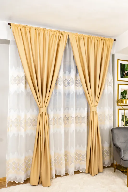 Set Sevilla - Perdea din In Echilibru Auriu cu Alb PERD065E_300X245_D1_14_ATL si Draperii Blackout - Coffee - BOTD002_100X245_C1_08_ATL cu Rejansa Set_ATL Ofertă