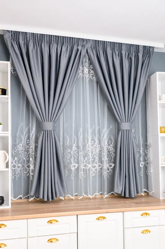 Livrare rapidă Set Bucatarie Amadora - Perdea de Bucatarie Sofia cu Fluturi Gri - si Draperie Blackout Gri Metalic