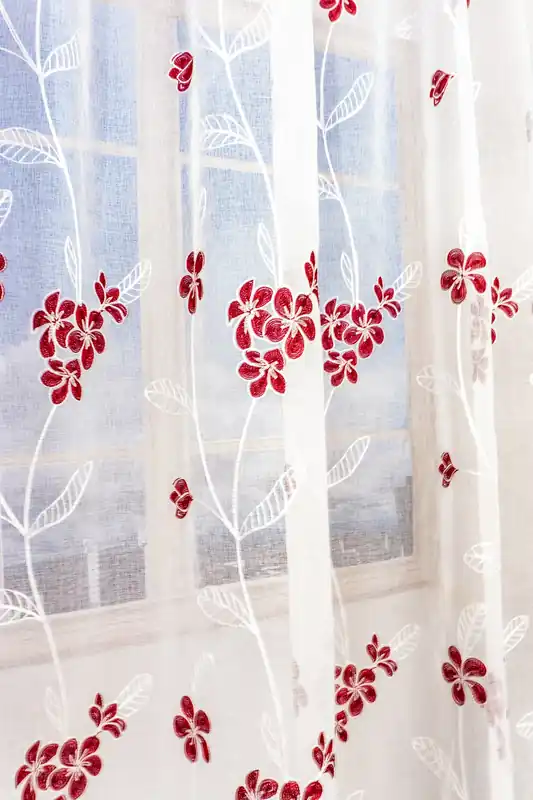Preț promoțional Set 2 Perdele din In Poveste cu Flori Visiniu cu Alb 100x245cm cu Rejansa - PERD060D_100x245_ATL
